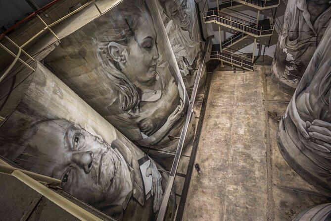 Complete winery experience: visit, tasting and traditional food - The painted concrete tanks are the visual highlight