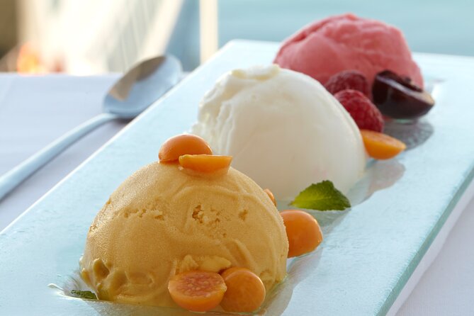 Cruise and Dine Dinner / Cape Town: Sunset Champagne Cruise and 3-Course Dinner - Weather, comfort, and crowding