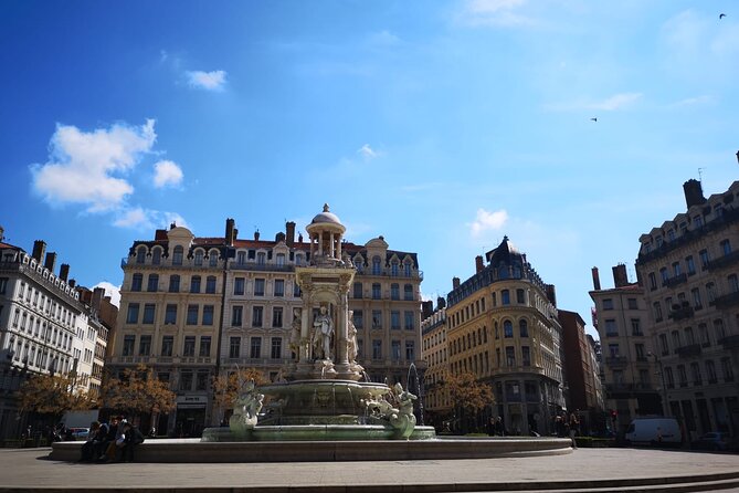 Cultural Food & Wine Tour, in the famous Halles Bocuse - What the two-hour pace feels like