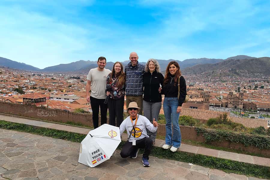Cusco: Historic Walking Tour with Pisco Sour and Music Show - Qoricancha and the city’s Inca foundations