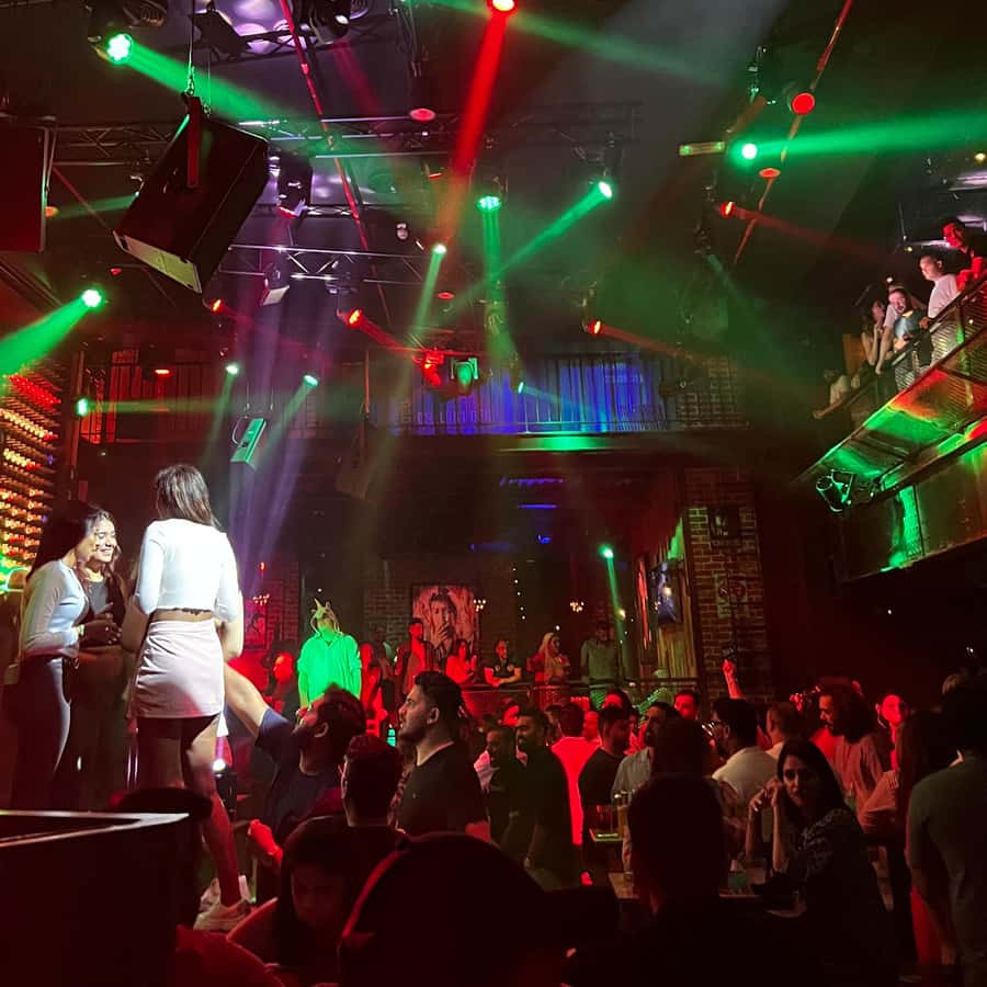 Dubai: Pub Crawl Nightlife Tour - Guides make the difference