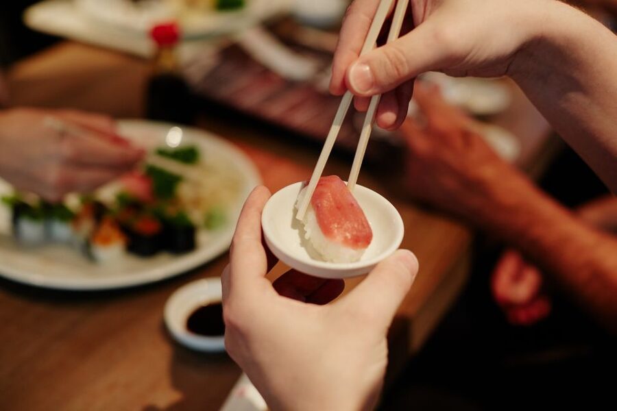 Düsseldorf: Sushi, Sake & Japanese Lifestyle Tour - Japanese bookshops, manga, and bakeries