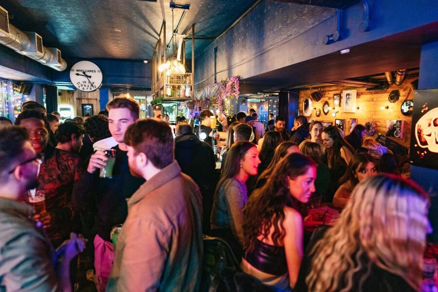 Edinburgh: 7 Bar Pub Crawl with 7 Shots & Discounts - Queue skipping is more useful than it sounds