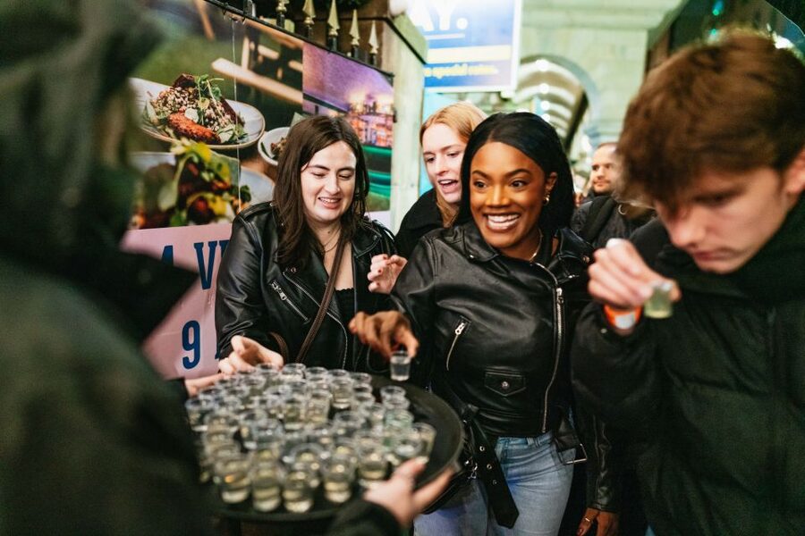Edinburgh: 7 Bar Pub Crawl with 7 Shots & Discounts - Who should book this Edinburgh night out?