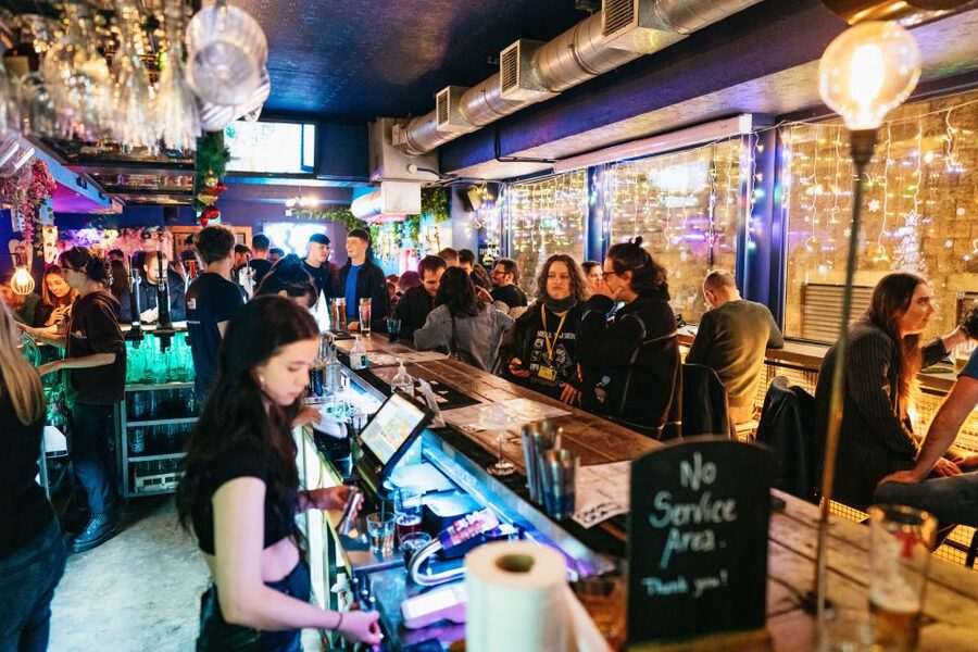 Edinburgh: 7 Bar Pub Crawl with 7 Shots & Discounts - Booking details worth knowing