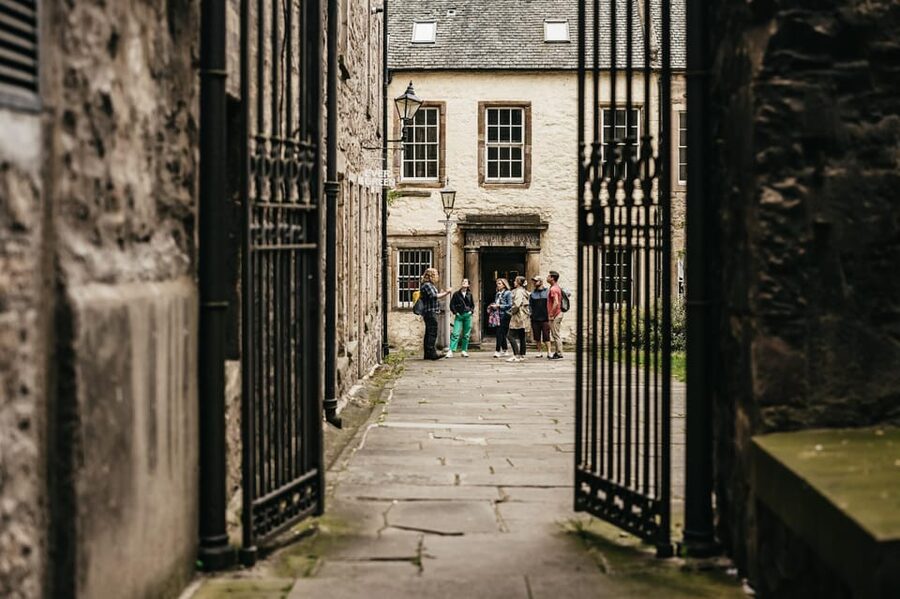 Edinburgh: Pubs and History Guided Walking Tour with Beer - Walking the Royal Mile with a brewing story