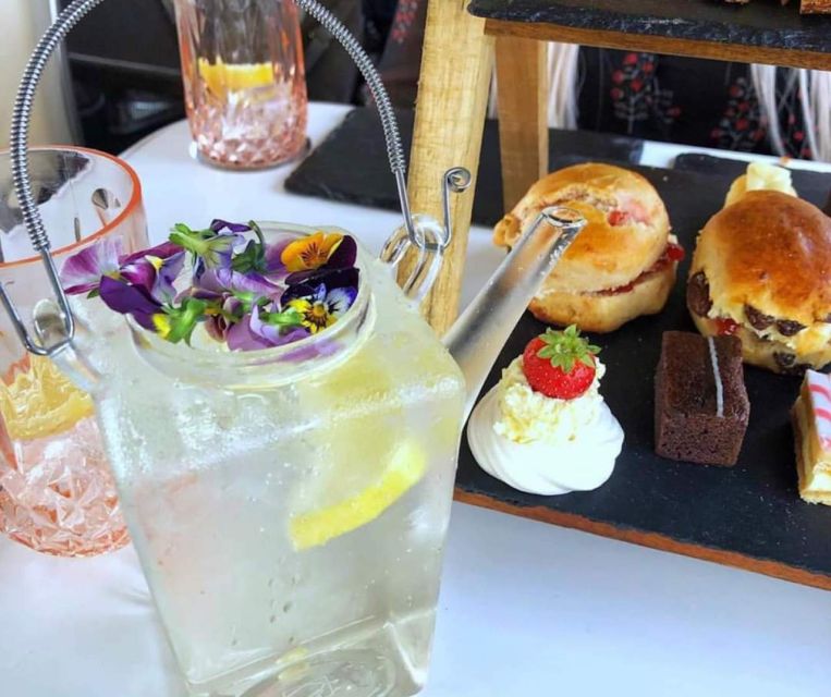 Edinburgh: Vintage Bus Tour with Afternoon Tea or Gin - Boarding at Waterloo Place