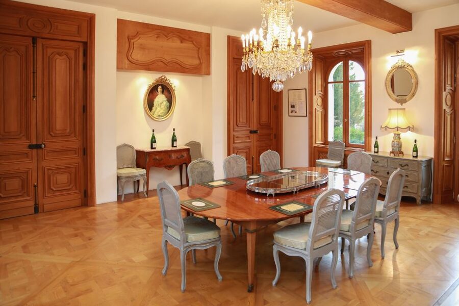 Epernay: Winery and Cellar Tour with Champagne Tasting - Meeting the family behind the bottles