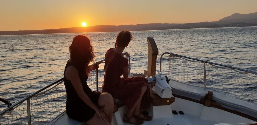 Estepona: Sunset boat trip & Cava & Tapa - Sunset sailing from Estepona Marina