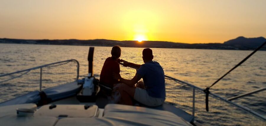 Estepona: Sunset boat trip & Cava & Tapa - The small-group advantage, and its limits