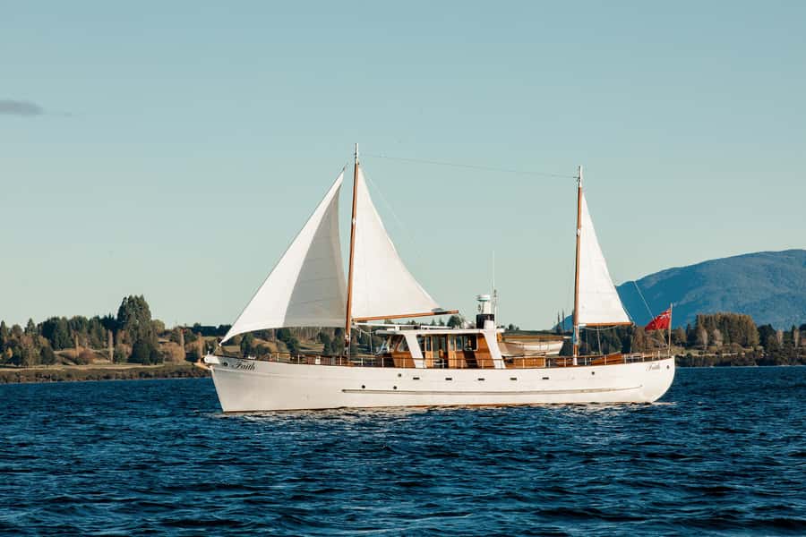 Evening Champagne Cruise on Historic 1935 Motor Yacht. - Champagne, canapés, and a quiet cove