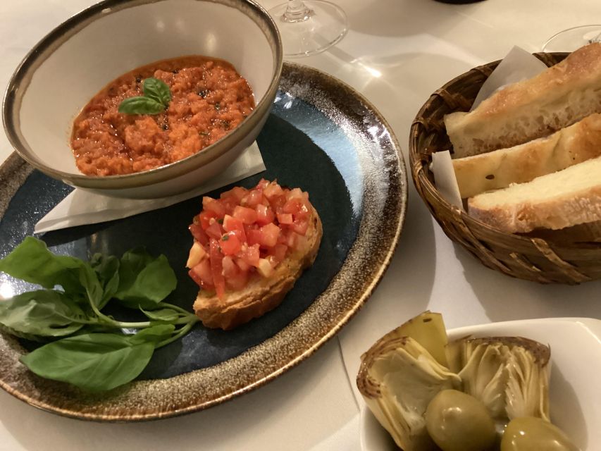 Florence: Wine Windows Walk with Wine Tasting and Appetizers - The one working wine window