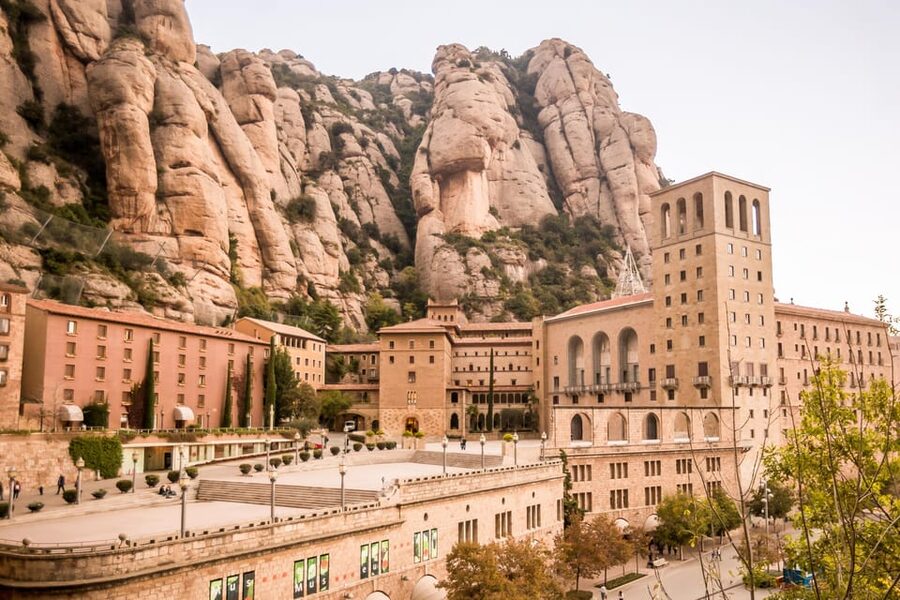 From Barcelona: Montserrat Half-Day Wine and Tapas Trip - From mountain air to Oller del Mas