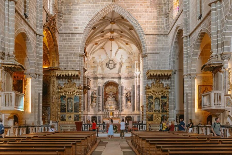 From Lisbon: Évora and Monsaraz Day Tour with Wine Tasting - Lunch with a view