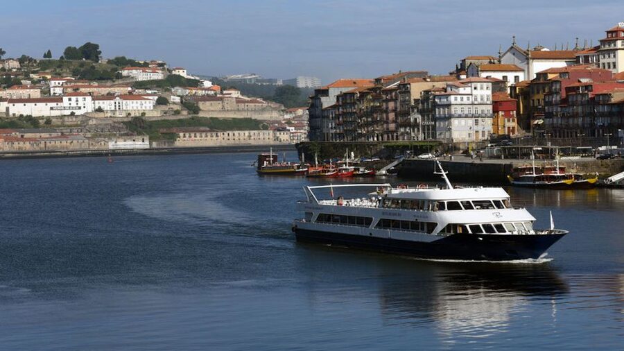 From Porto: Douro River Cruise, Winery Visit & Lunch - Passing Through the Crestuma-Lever and Carrapatelo Dams