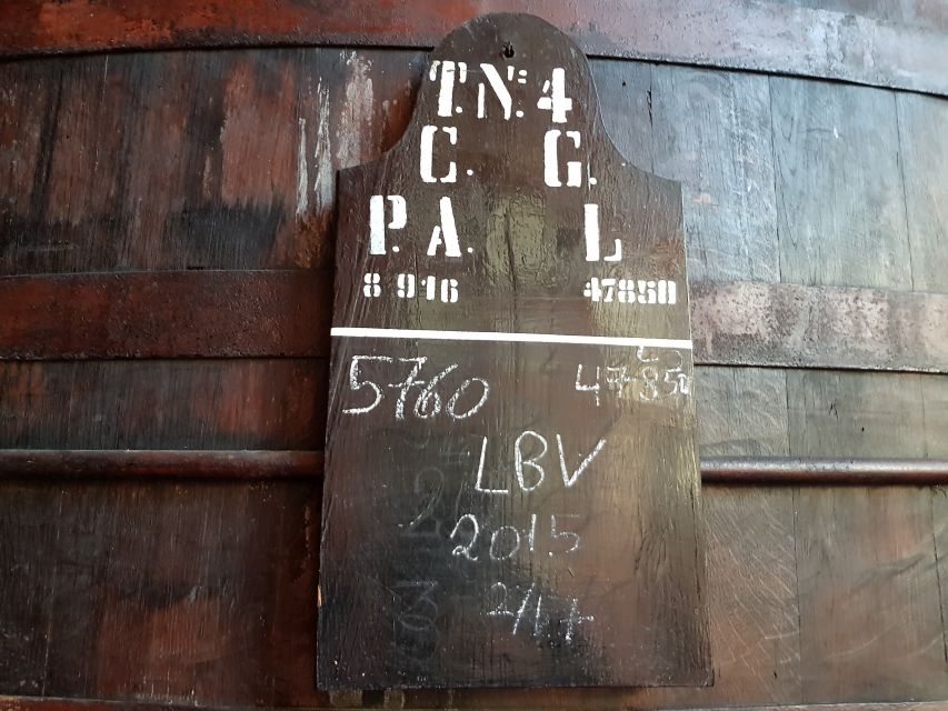 From Porto: Premium Douro Valley 4 Vineyards Tour with Lunch - What the small group changes