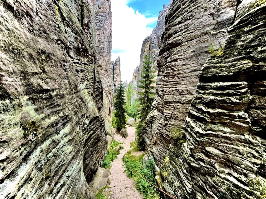 From Prague: Hike, Castle and Brewery in Bohemian Paradise - A castle lunch with real Czech character
