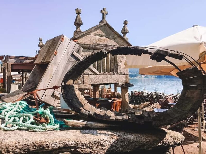 From Santiago: Rías Baixas Tour with boat trip and winery - Illa da Toxa and the seashell chapel