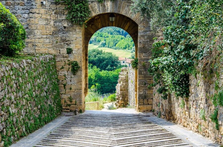 From Siena: Day Tour in a Vintage Fiat 500 with Winery - What the guides add to the experience