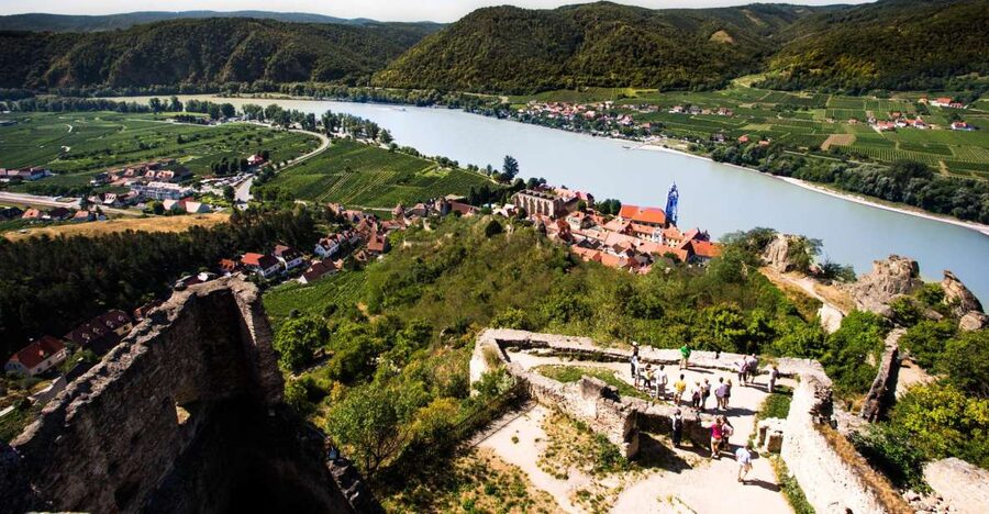 From Vienna: Wachau Valley Day Tour with Wine Tasting - Why the Wachau Valley makes a better day trip than another Vienna museum
