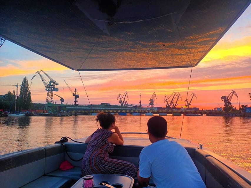 Gdańsk: Motława River Eco Cruise at Sunset with Prosecco - The first minutes on the Motława
