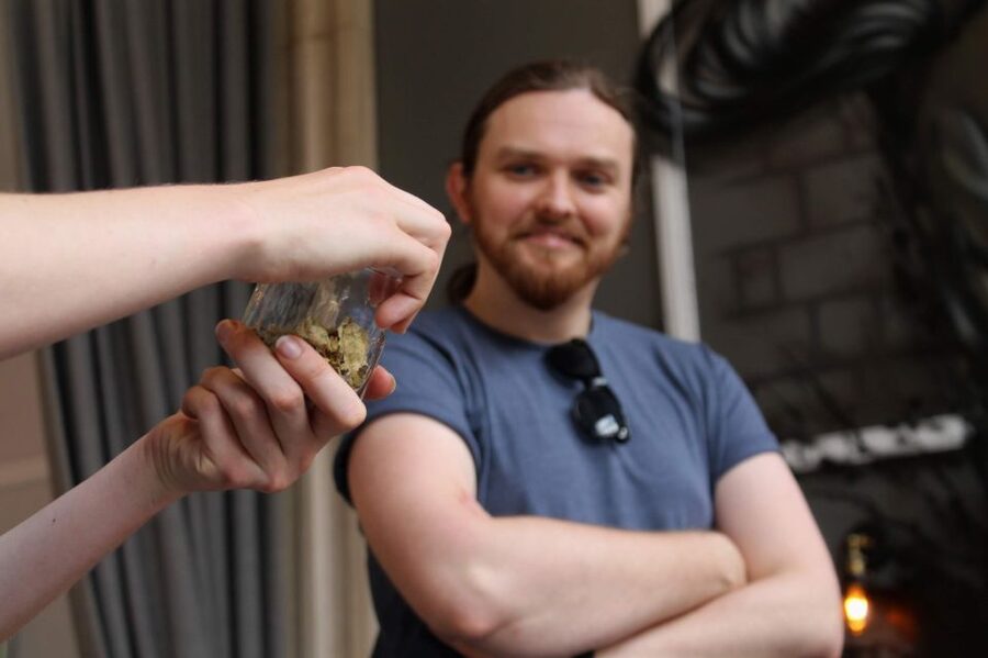 Glasgow: Pubs & History Guided Walking Tour with Beer - First local bar: tasting with a lesson attached