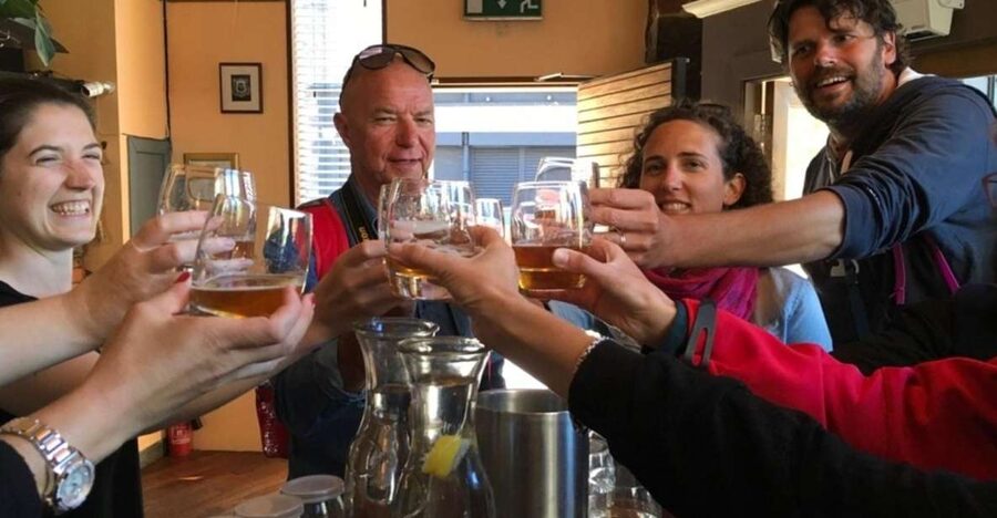Glasgow: Pubs & History Guided Walking Tour with Beer - George Square and the civic side of Glasgow
