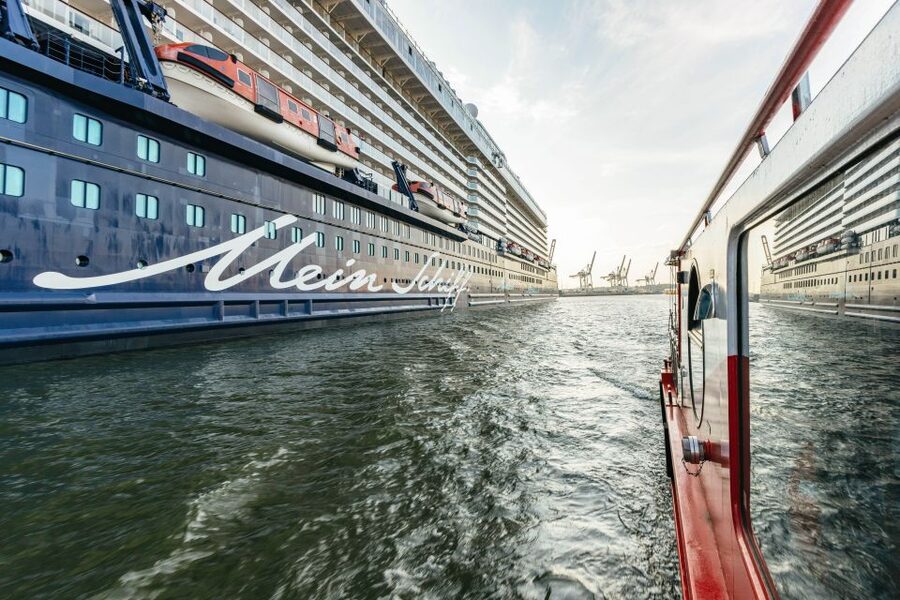 Hamburg: Harbor Cruise with Wine and Cheese - The route: docks, ships, and Hamburg landmarks