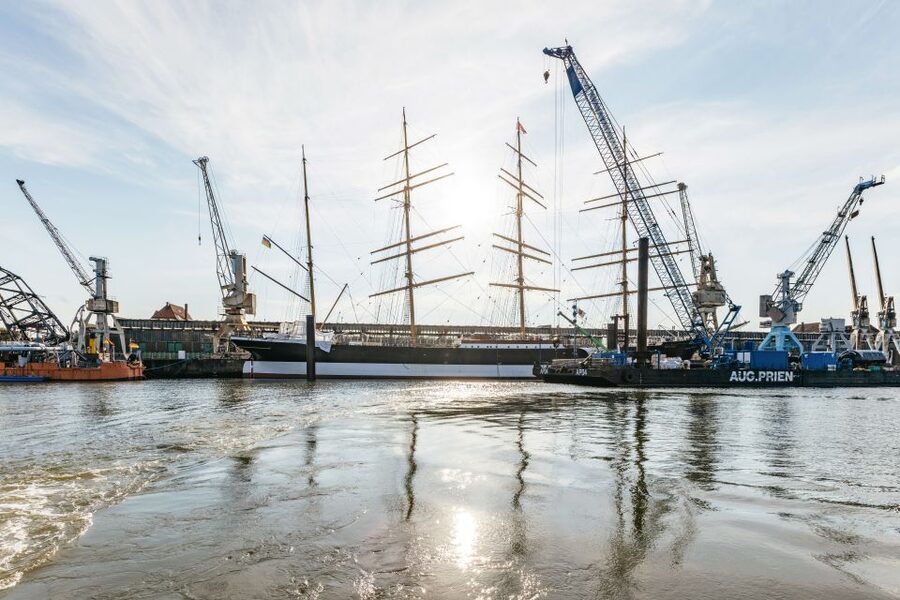 Hamburg: Harbor Cruise with Wine and Cheese - Sunset views and the best place to sit