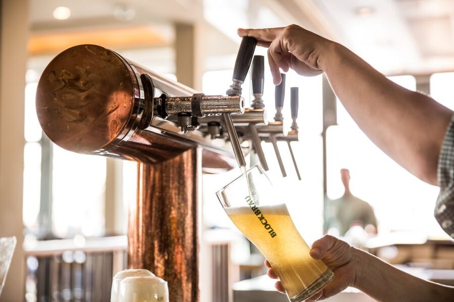 Hamburg: St. Pauli Breweries Walking Tour with Tastings - How the guide affects the experience