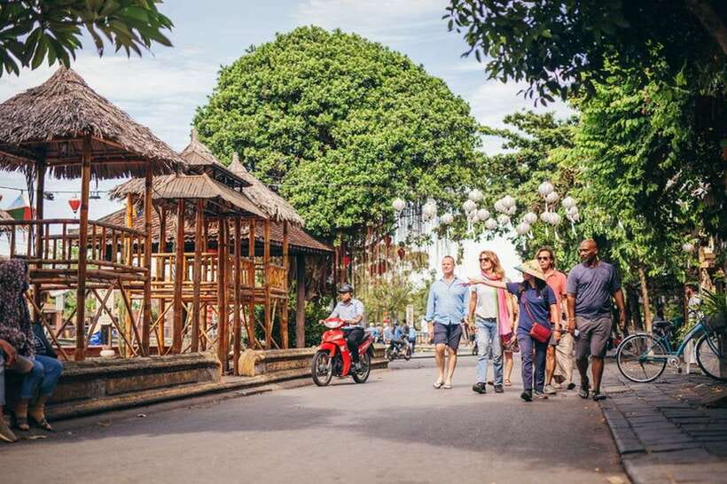 Hoi An: Sunset Food Tasting Tour - Old Town alleys and Hoi An specialties