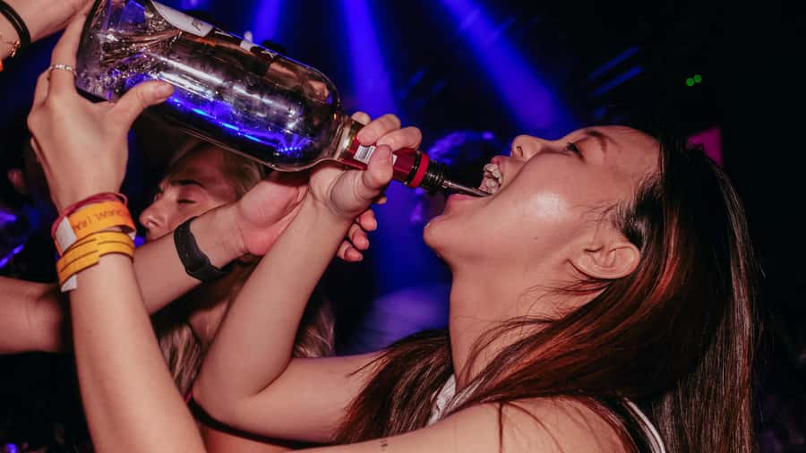 Hong Kong: 3-Hour Lan Kwai Fong Pub Crawl - Finishing at the club