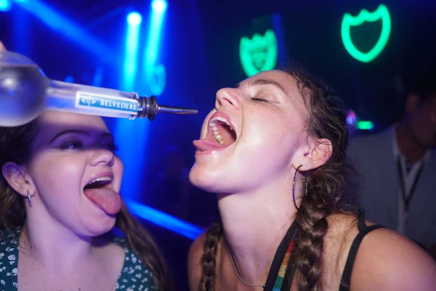 Hong Kong: 3-Hour Lan Kwai Fong Pub Crawl - Guides who keep the evening together