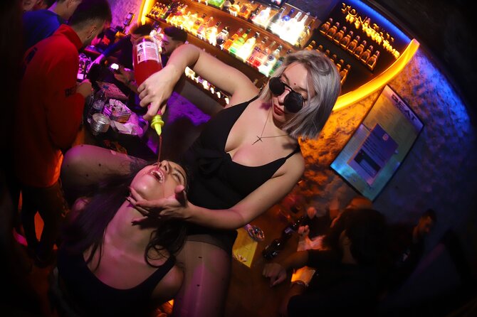 Istanbul Party Pub Crawl with Party Bus in Sultanahmet and Taksim - Three clubs around Taksim Square