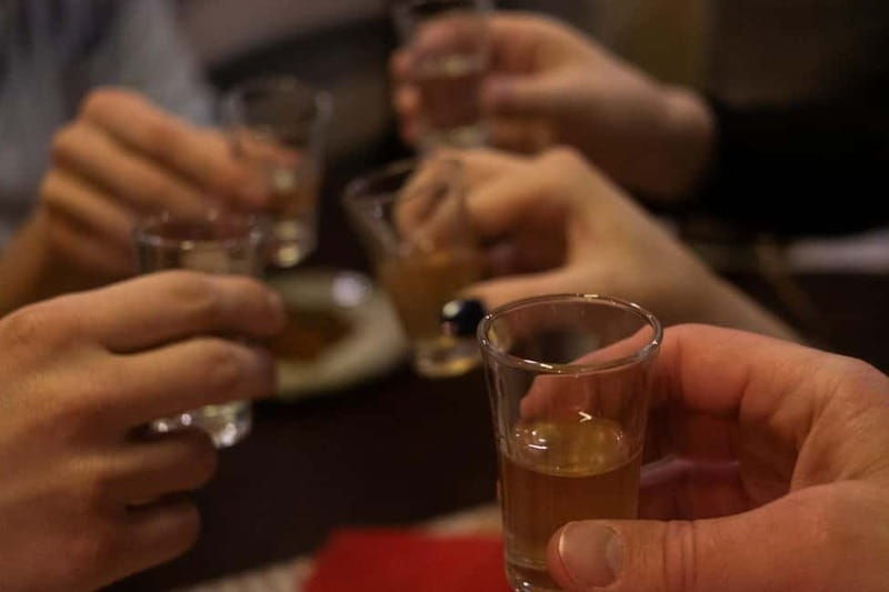 Krakow: 6-Course Full Polish Food Tour with Vodka Tasting - What the guide adds to the evening