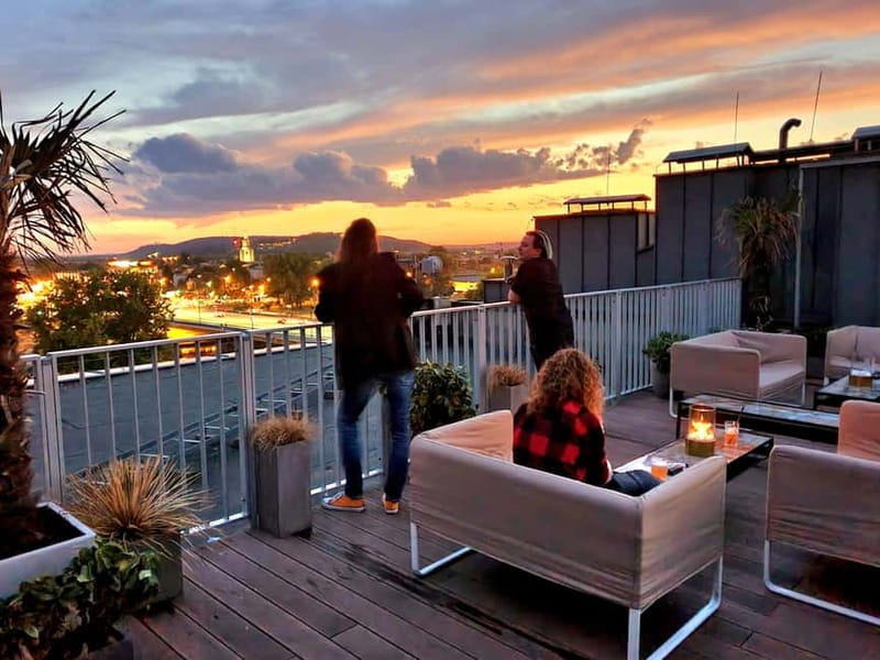 Krakow: Hidden Rooftop Bar Reservation with 1 Cocktail - Your first look at the terrace and room