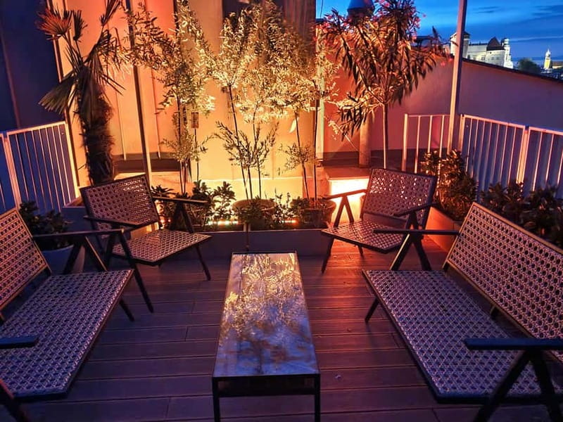 Krakow: Hidden Rooftop Bar Reservation with 1 Cocktail - Two hours of music, conversation, and city views