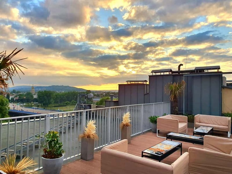 Krakow: Hidden Rooftop Bar Reservation with 1 Cocktail - Finding the entrance at Holiday Suites Cracow