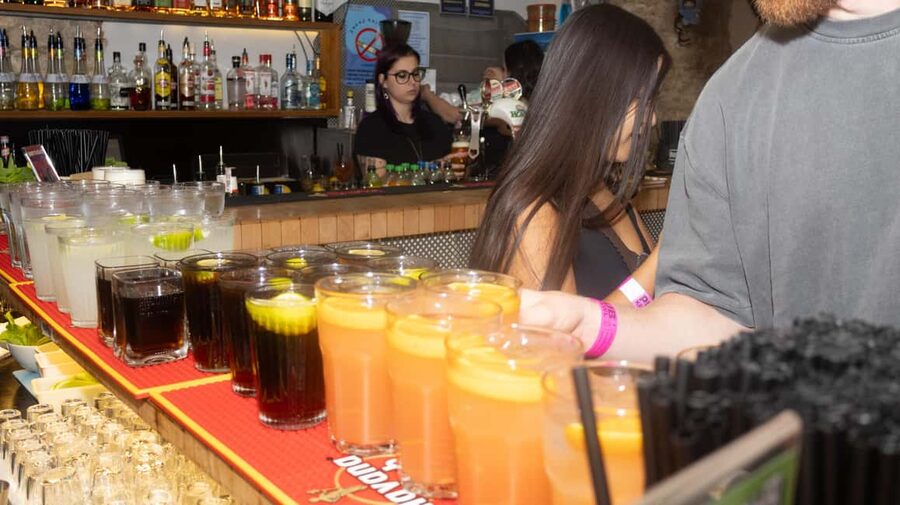 Krakow: Pub Crawl 1H Open Bar, VIP Entry & Welcome Shots - What $31 really buys you