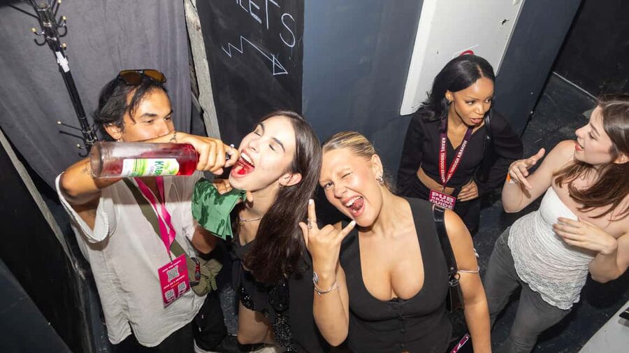 Krakow: Pub Crawl 1H Open Bar, VIP Entry & Welcome Shots - Timing, pace, and what to bring