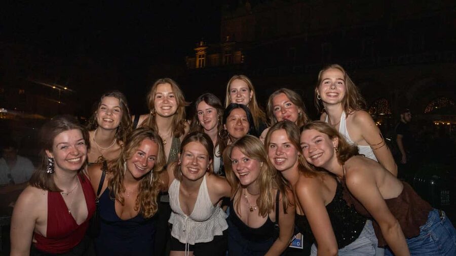 Krakow: Pub Crawl 1H Open Bar, VIP Entry & Welcome Shots - The first 60 minutes: where the value is