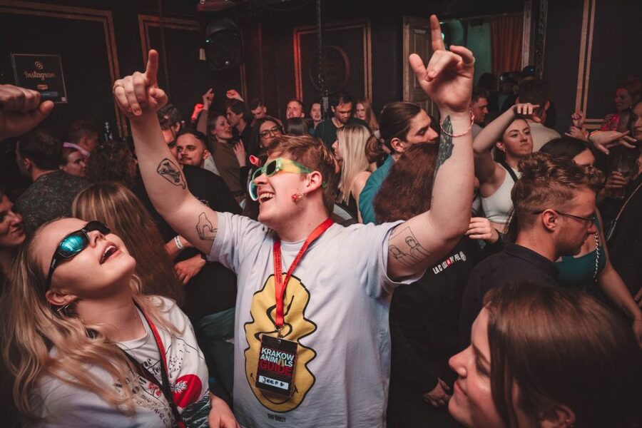 Krakow: Pub Crawl with 1 Hour of Unlimited Alcoholic Drinks - How the guides shape the night