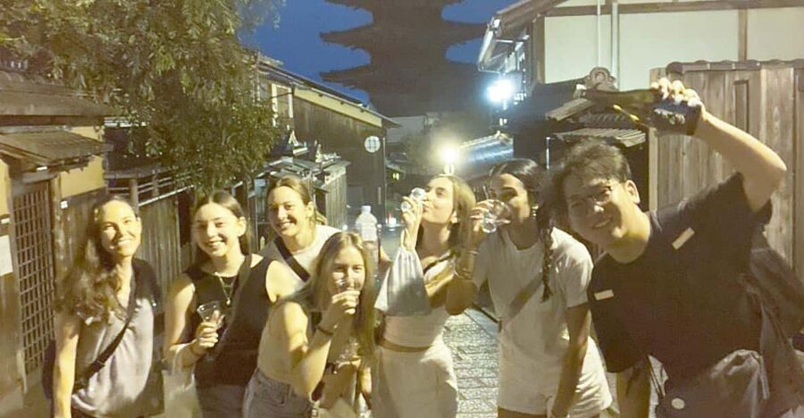 Kyoto: Gion Evening Walk with Hidden Gems, Geisha & Sake - Yasaka Pagoda and the short walk through Ninenzaka