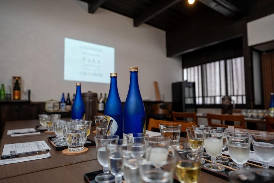 Kyoto: Insider Sake Experience with 7 Tastings and Snacks - Learning hot, cold, and food-friendly sake