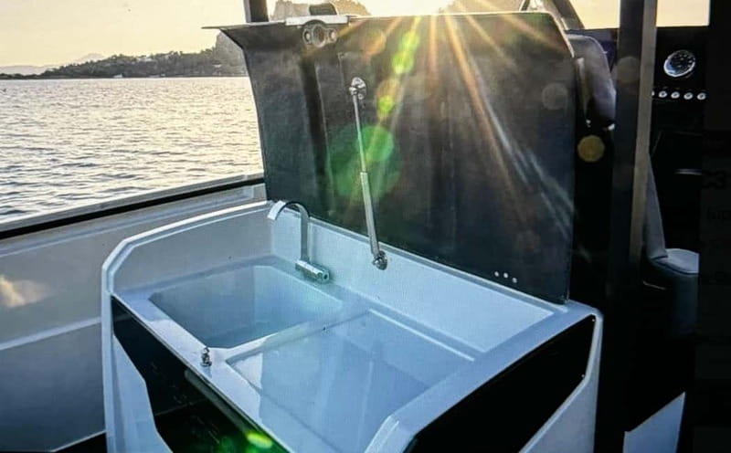 Lake Como Boat tour share- prosecco and winter cover - Who should book this cruise