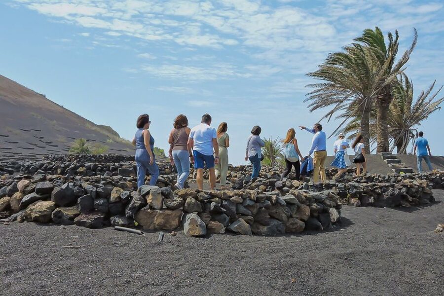 Lanzarote: Vineyard Tour with Wine and Chocolate Tasting - The final 10 minutes: photos and the shop