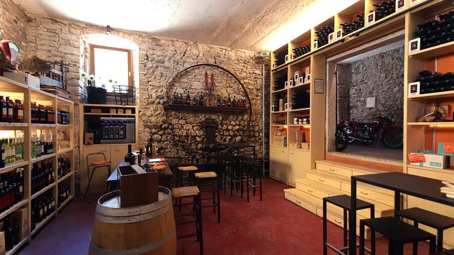 Lazise: Historical Center Wine Tasting Tour - What the guide adds to the cellar visit