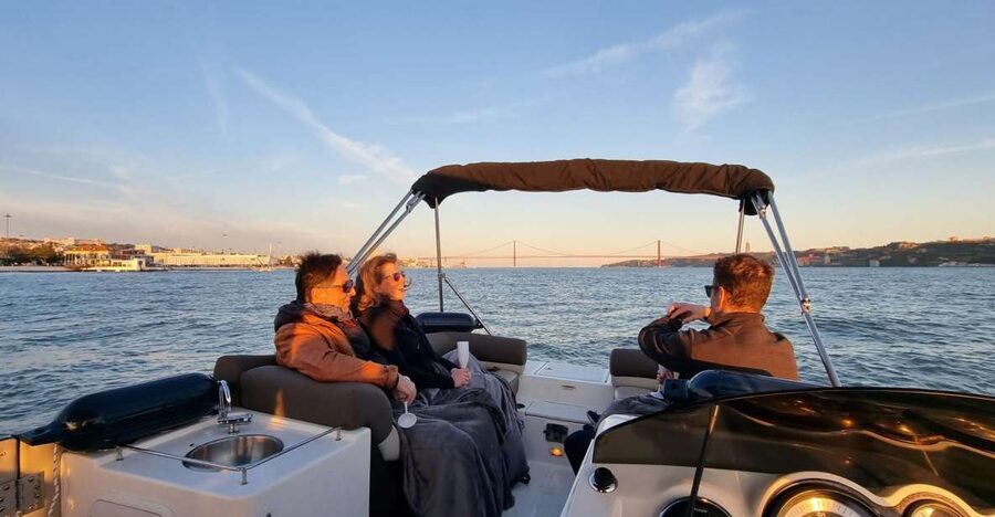 Lisbon: Boat Tour with Champagne - The south-bank views around Cacilhas