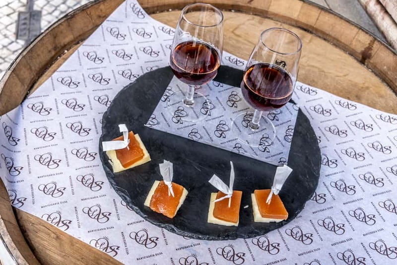 Lisbon: Food Tasting Tour by Tuk Tuk with 2 Stops - Graça viewpoints and photo stops