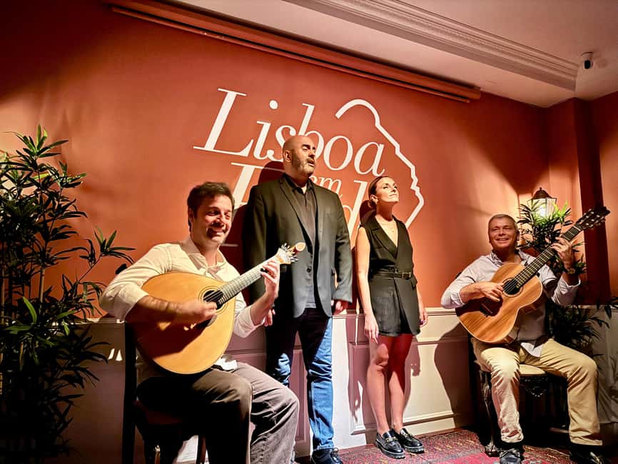 Lisbon: Live Fado Show with Port Wine at Lisboa em Fado - Audience participation and the closing moments
